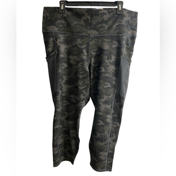 Fabletics power hold Mika high waisted pocket Capri leggings camo green 2X NWT - Picture 3 of 12